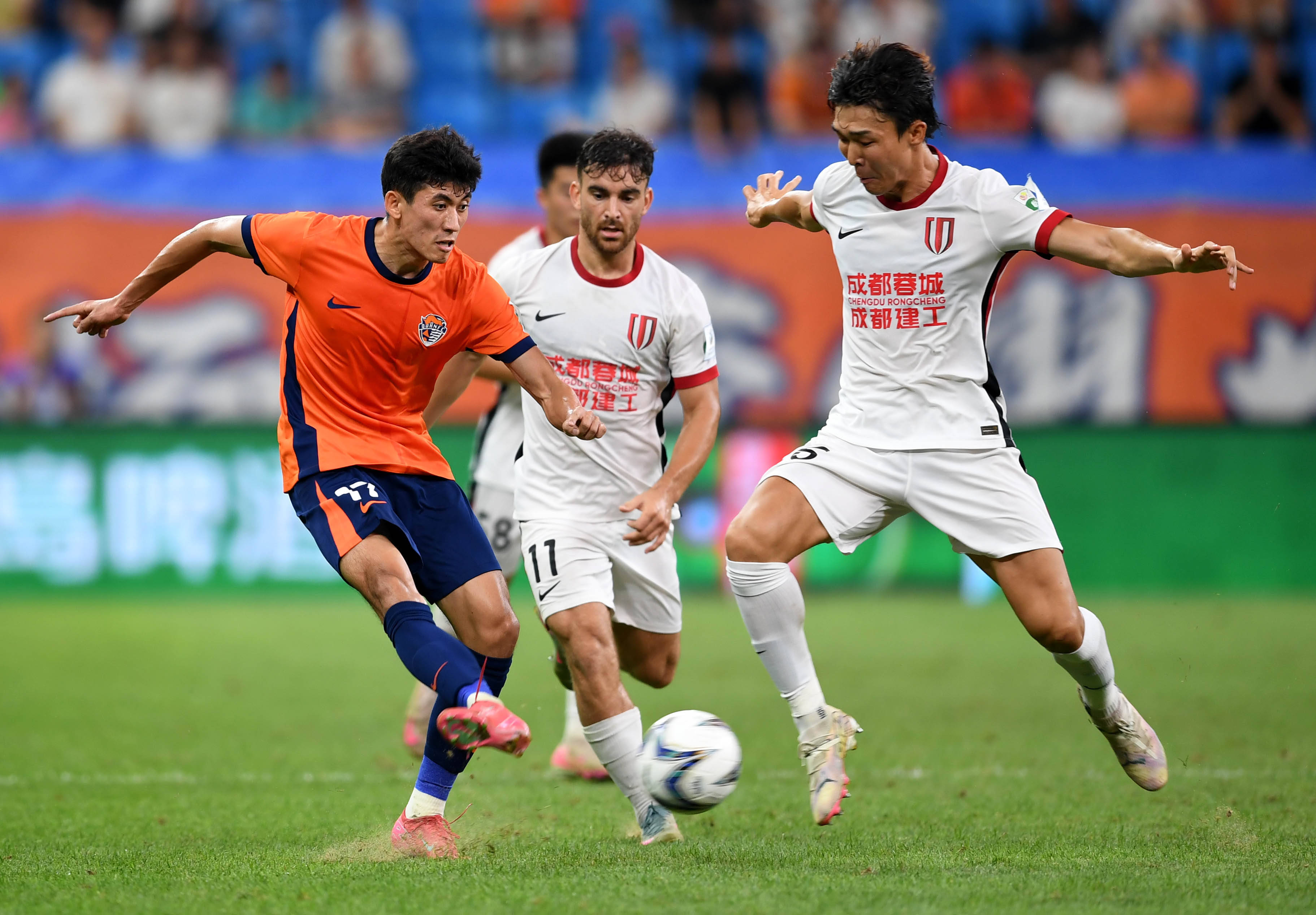 江南体育赛后突围战来临，成都蓉城围绕欧超杯远射贴柱，信心回归，训练强度明显提升(七月6日成都蓉城对南通赛前发布会)